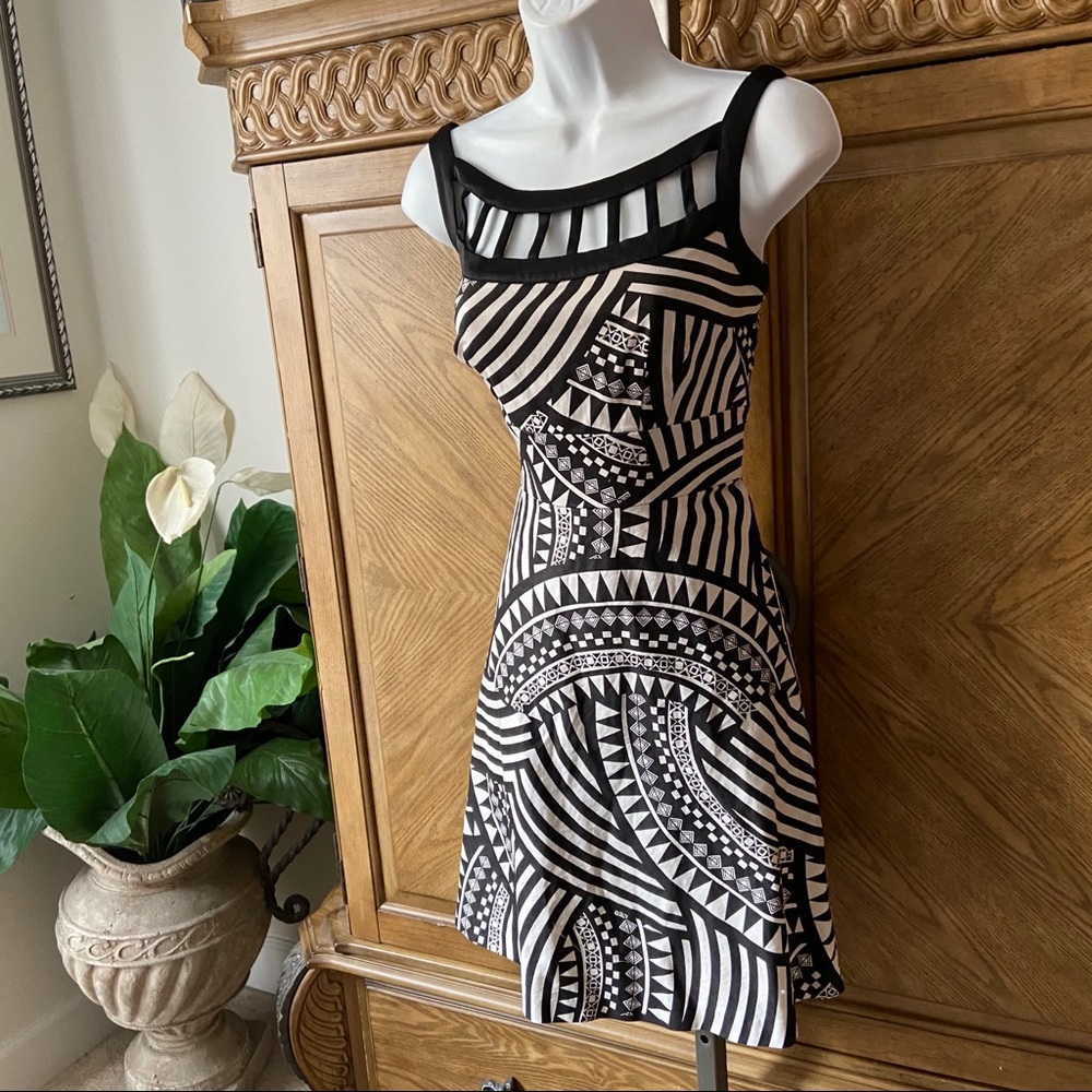 Donna Ricco black geo print cutout skater dress - Picture 4 of 6